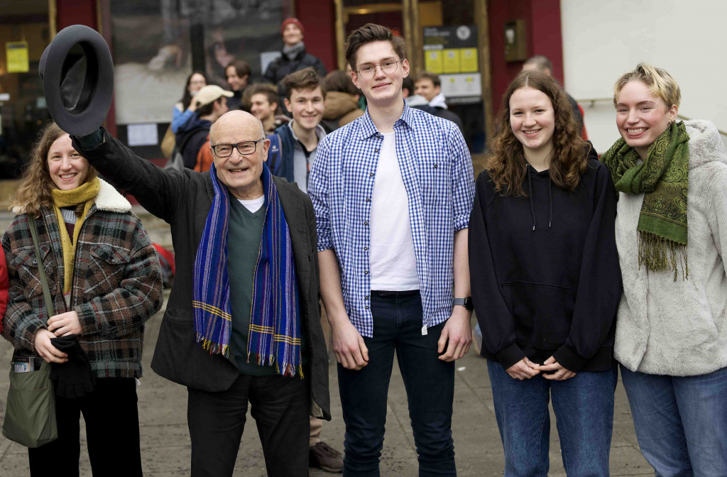 Schüler des Rheingau-Gymnasiums mit Volker Schlöndorff