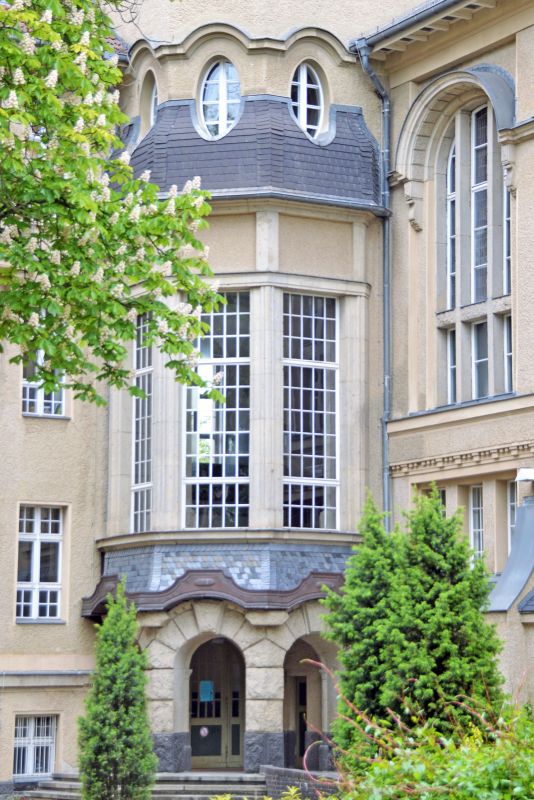 gebauede eingang turm